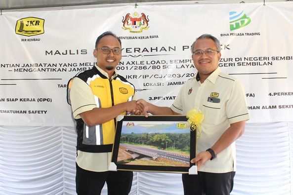 HANDING OVER CEREMONY FOR THE BRIDGE REPLACEMENT PROJECT INVOLVING AXLE LOAD, NARROW AND DETERIORATION TOOK PLACE AT FT001/286/80 SG. LAYANG, NEGERI SEMBILAN