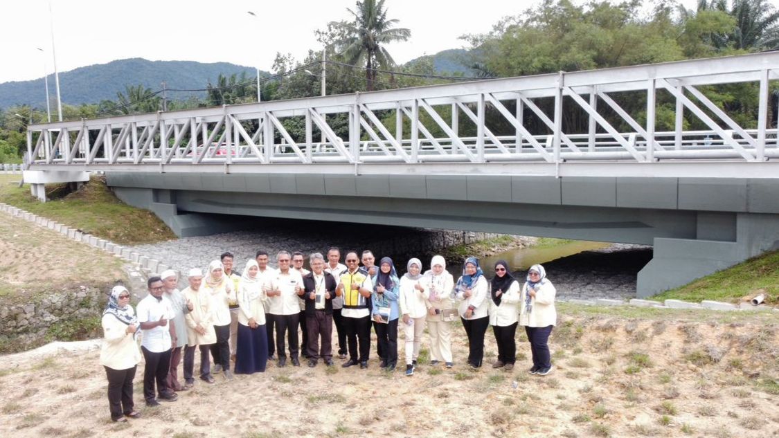 MAJLIS PENYERAHAN PROJEK MENGGANTIKAN JAMBATAN YANG MELIBATKAN AXLE LOAD, SEMPIT DAN UZUR DI FT001/286/80 SG. LAYANG, NEGERI SEMBILAN